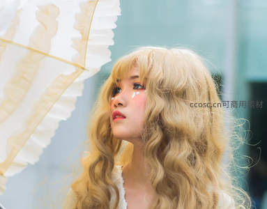 金发少女仰望天空，梦幻如童话角色