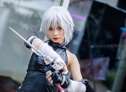 银发少女持剑Cosplay英姿飒爽