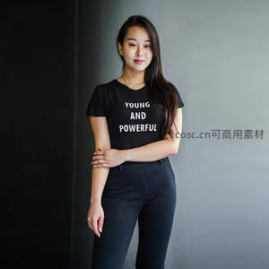 黑衣女性自信站立彰显力量