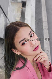 粉衣女郎街角回眸凝视