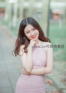 粉裙少女微笑托腮街头留影