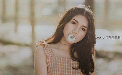 少女唇间雏菊，阳光下的温柔瞬间