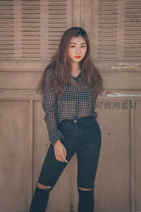 格纹衬衫搭配破洞牛仔，街头时尚风