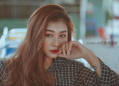 托腮沉思的格子衫女孩