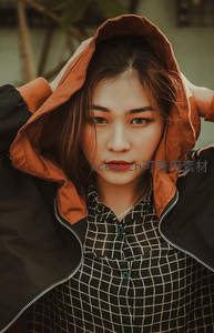 戴帽少女的酷感瞬间