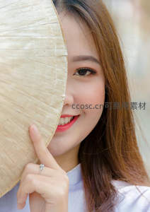 手持斗笠俏皮半遮面