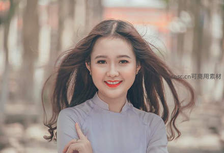 风吹秀发迎面笑靥如花