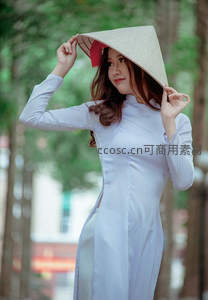 白裙女子戴斗笠林间漫步