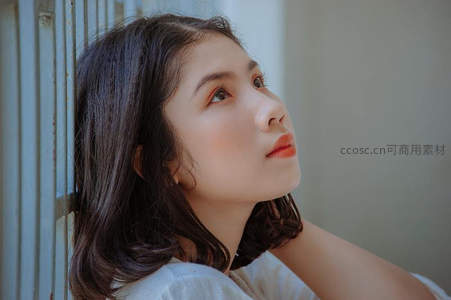 侧颜凝望的沉思少女