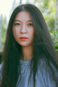 林间凝望的长发女孩