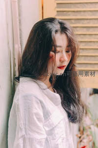 白衫少女倚墙沉思侧颜温柔