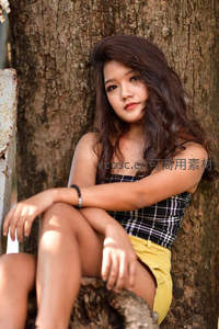 树下少女倚干凝望自然惬意