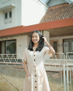 庭院微笑少女，温柔连衣裙映阳光