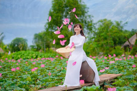 白衣女子荷塘撒花瓣，诗意盎然