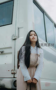 巴士旁长发少女，仰望天空思遐想