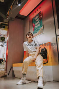 时尚女孩在潮流店铺内街拍