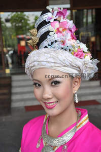 身着传统服饰的微笑女子