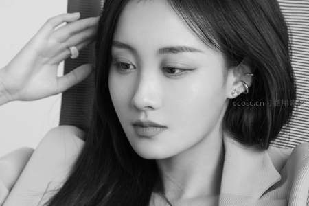 黑白光影下的优雅侧颜