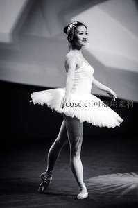 芭蕾舞者舞台上的优雅瞬间