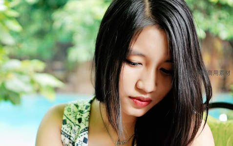 绿意环绕中沉思的少女侧颜