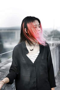 粉发女孩城市天台迎风凝望