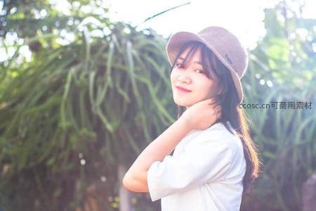 阳光下的温柔微笑女子