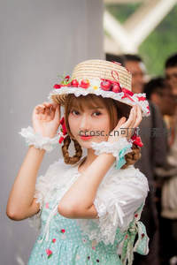 甜美少女戴草莓草帽，双辫造型萌翻全场