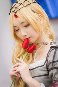 金发少女轻吻红郁金香，头戴网纱与红宝石