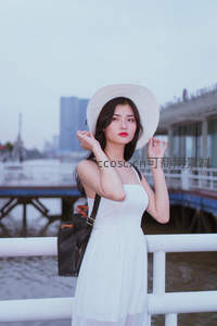 白裙少女码头边优雅回眸