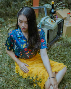 花衬衫女孩草地怀旧静坐