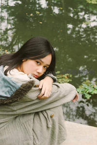 湖畔沉思少女秋日静谧时光