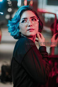 蓝发少女霓虹夜景时尚写真