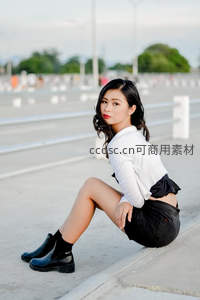 街头时尚女孩回眸，白衫黑靴显活力