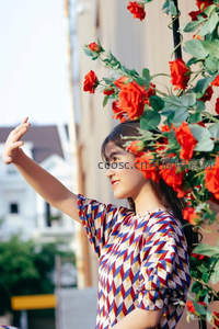 花墙下的自拍少女，彩色几何裙装