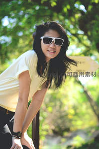 林间戴墨镜的活力女孩，阳光洒落