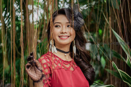 热带雨林中的优雅微笑