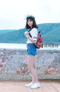 湖畔少女背影文艺写真