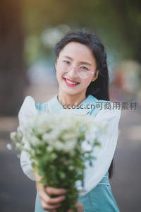 微笑女孩手捧鲜花送祝福