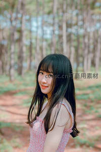 林间黑发少女回望镜头浅笑