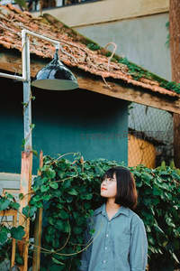 仰望复古灯饰的文艺女孩