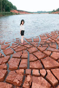赤土裂纹湖畔，孤影伫立如画