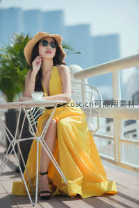 黄裙女郎阳台品茗，都市闲情