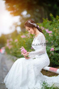 白纱新娘花园静坐捧花微笑