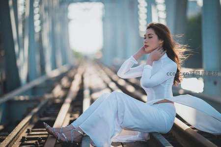 白衣女子桥上铁轨沉思
