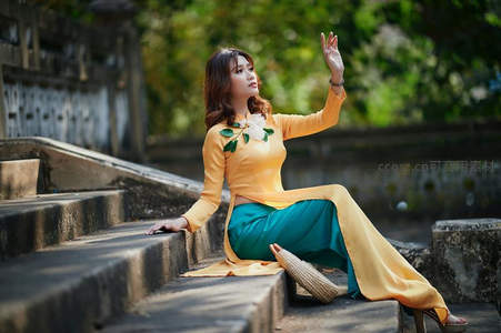 奥黛佳人石阶举手凝望