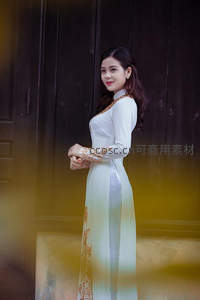 古门映衬白裙美人，回眸一笑百媚生