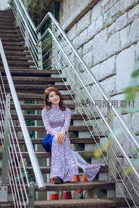 石阶上的碎花裙少女，阳光洒落笑靥如花