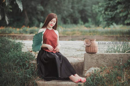 荷塘边静坐，手持荷叶