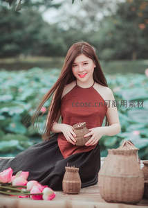 荷塘边微笑，手捧竹篮