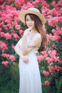 草帽白裙少女花海回眸，温柔目光摄人心魄